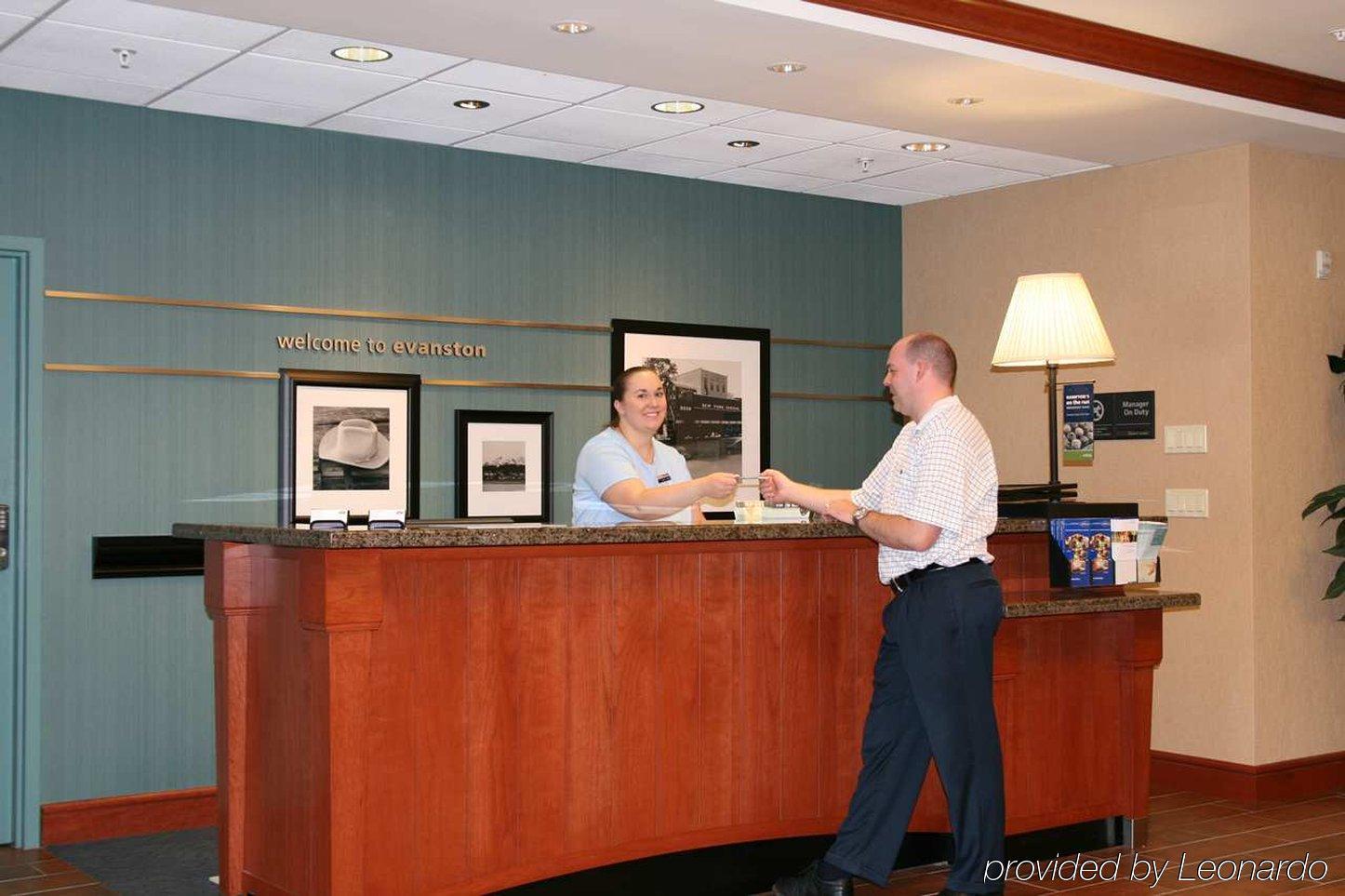 Hampton Inn Эванстон Интерьер фото
